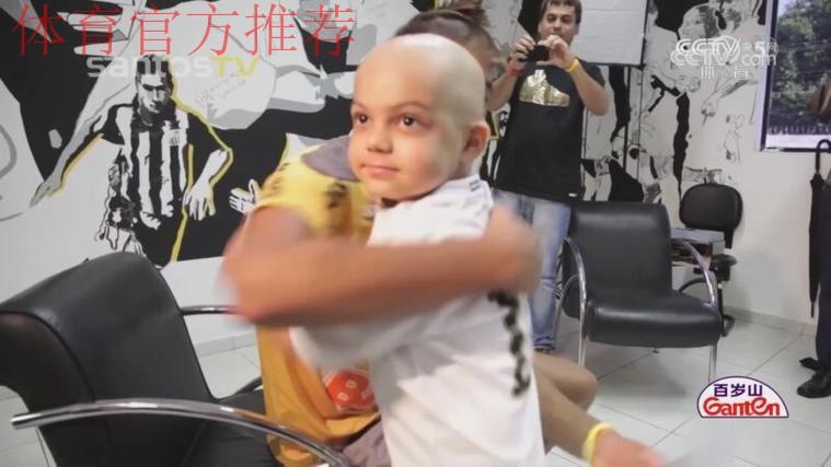 跨越13年的温情 内马尔与患病球迷重聚