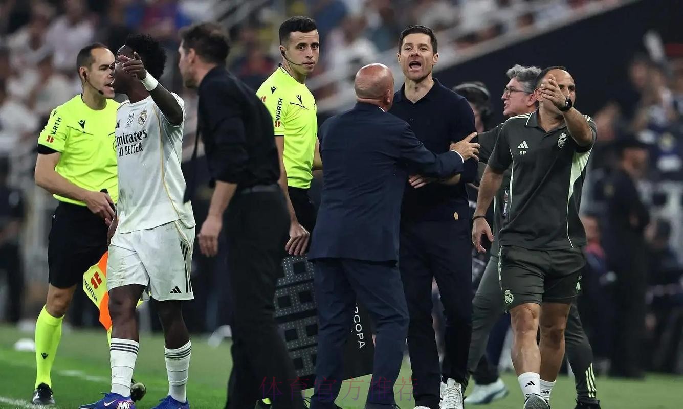 世体:齐祖今夏想回归皇马 若去巴黎内少恐离队 世体:齐祖今夏想回归皇马 若去巴黎内少恐离队